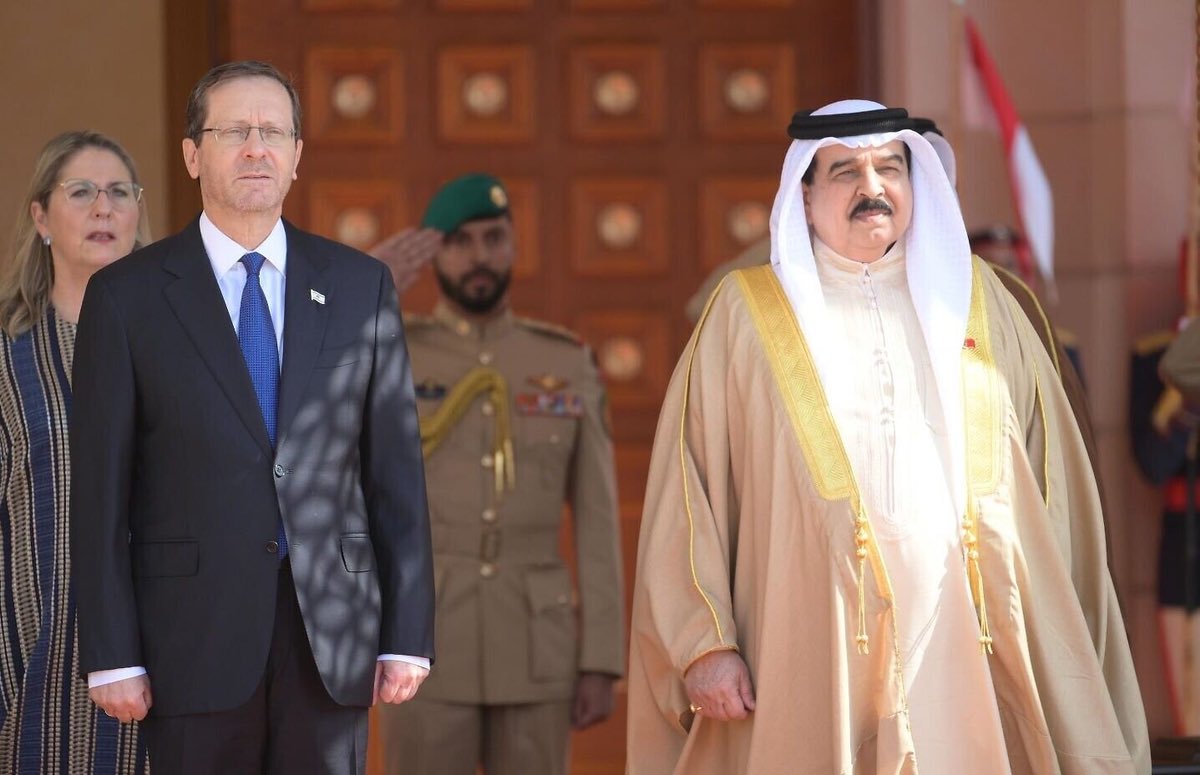 Israeli President Isaac Herzog is welcomed at the Al-Qudaibiya Palace in Manama by Bahraini King Hamad bin Isa Al Khalifa, Dec. 4, 2022. Credit: Amos Ben-Gershom (GPO).